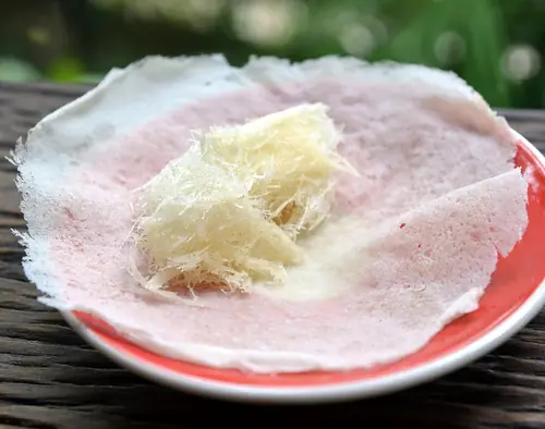 Roti Sai Mai (crêpe fine enveloppant une barbe à papa au pandan)