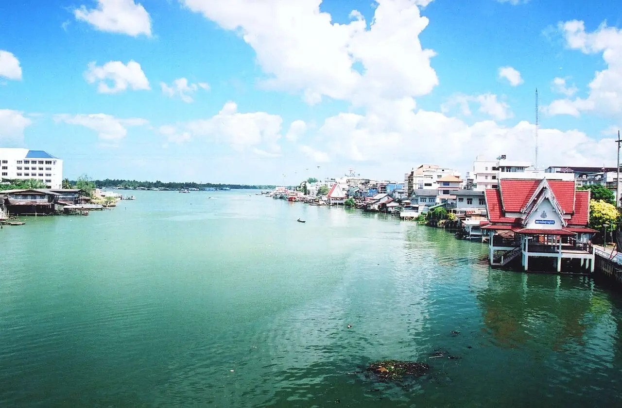 Surat Thani: what is the city for, and should you stop there? (Surat Thani waterfront on the Tapi River)