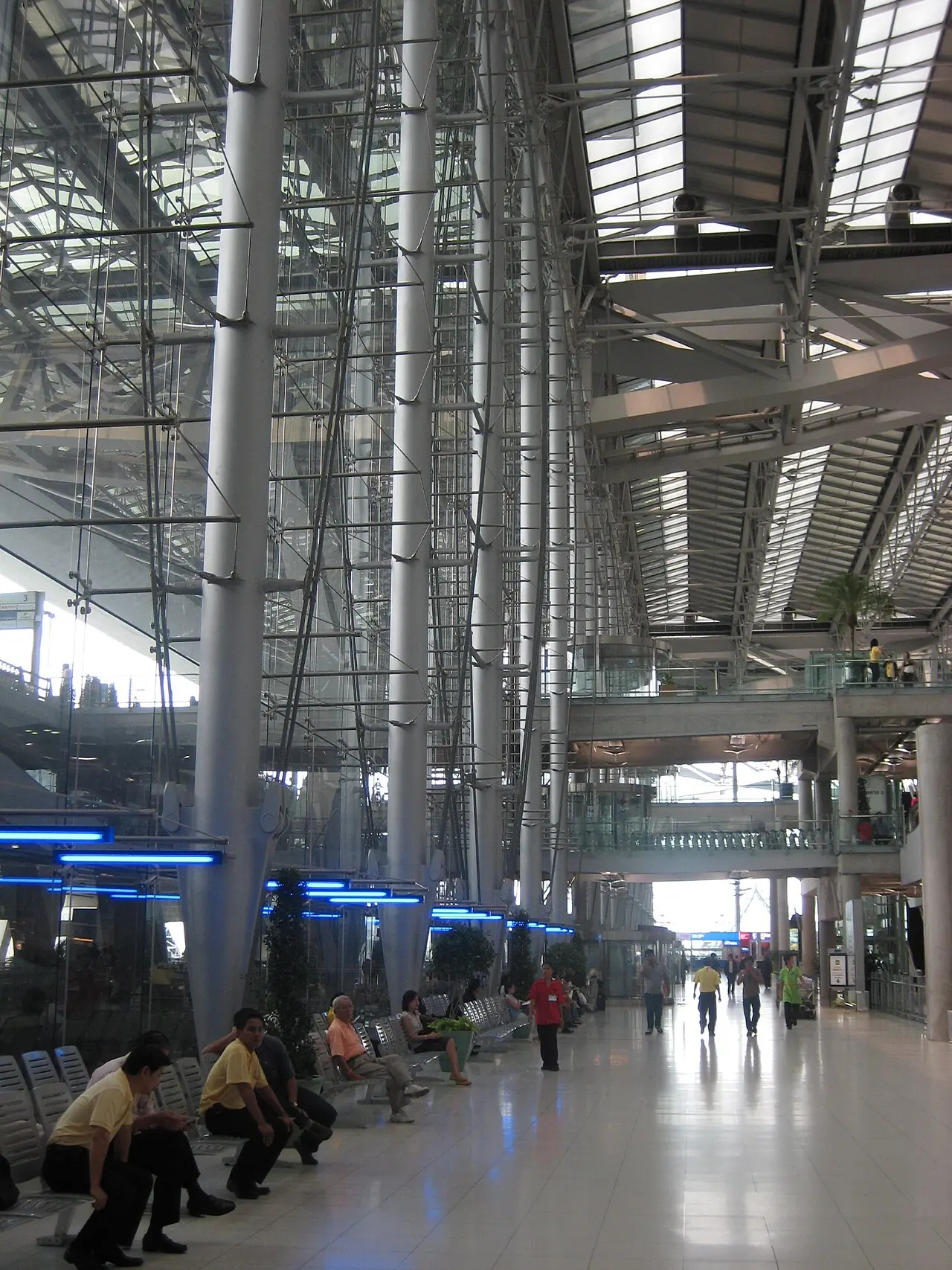 eSIM ou carte SIM en Thaïlande : laquelle choisir ? (Arrival hall at Suvarnabhumi Airport, where the SIM counters are)