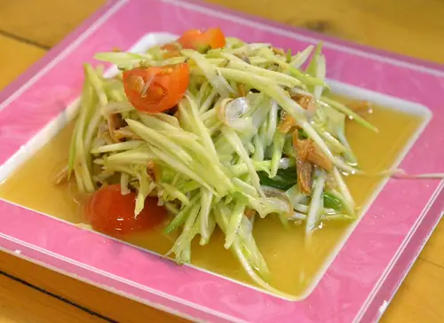 Salade de mangue verte et crevettes séchées