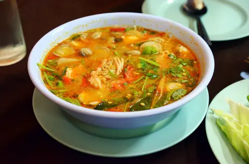 Tom Yum Goong piquant et parfumé à la citronnelle