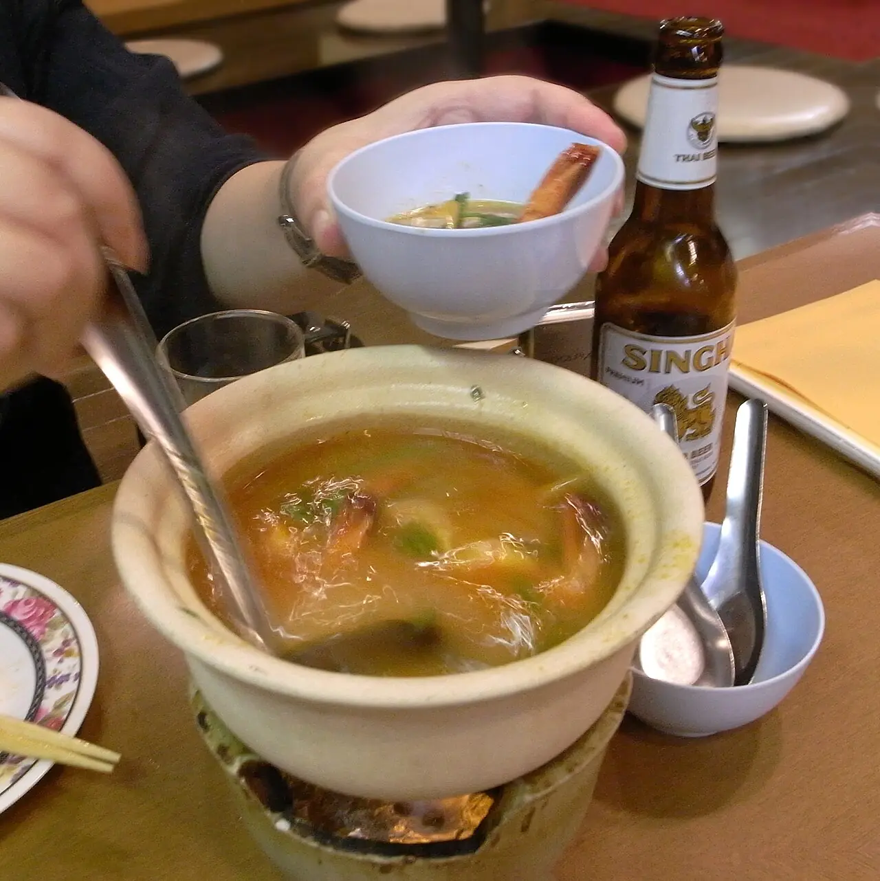 Tom Yum Goong piquant et parfumé à la citronnelle – Koh Phi Phi