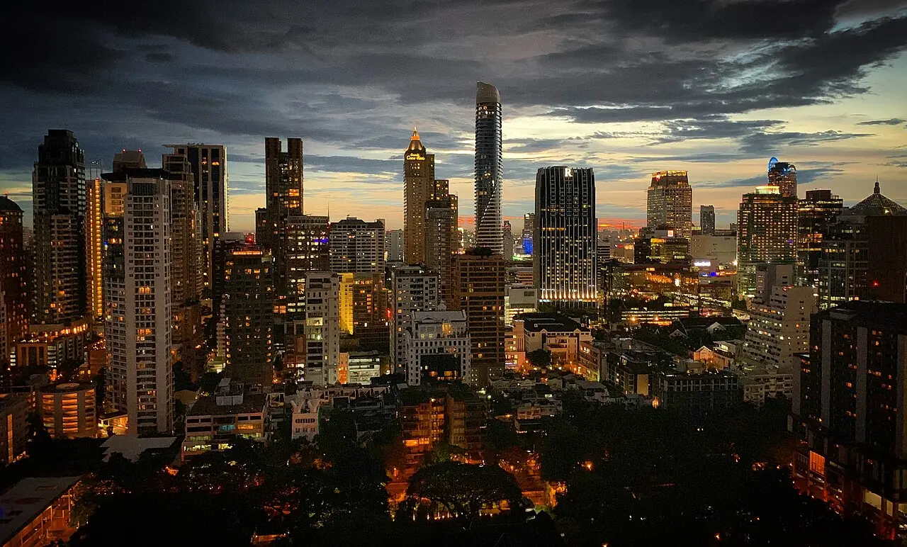 Time in Thailand: what time is it in Bangkok right now? (Bangkok skyline at dusk)