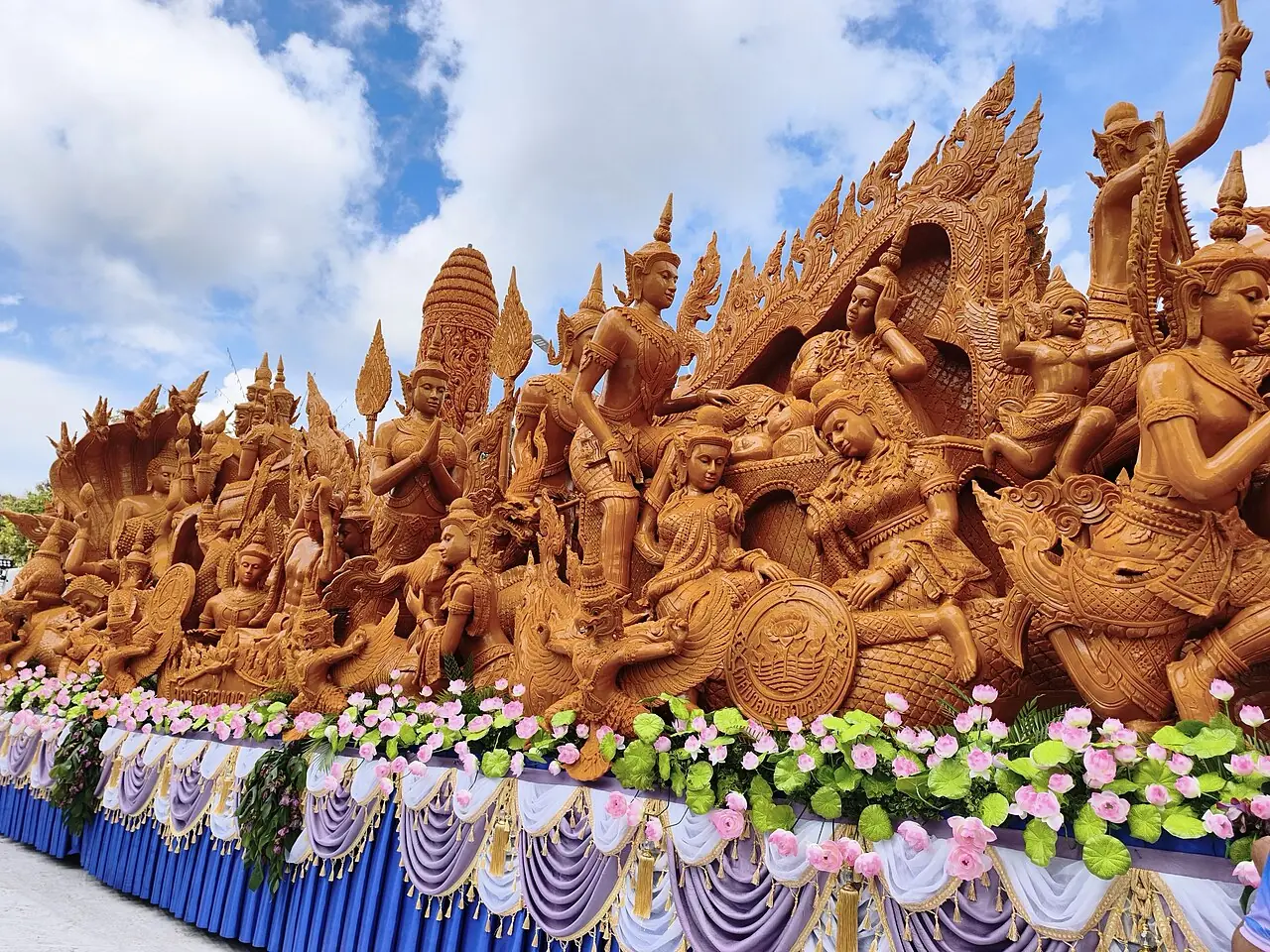 Tempel in Ayutthaya an einem buddhistischen Feiertag