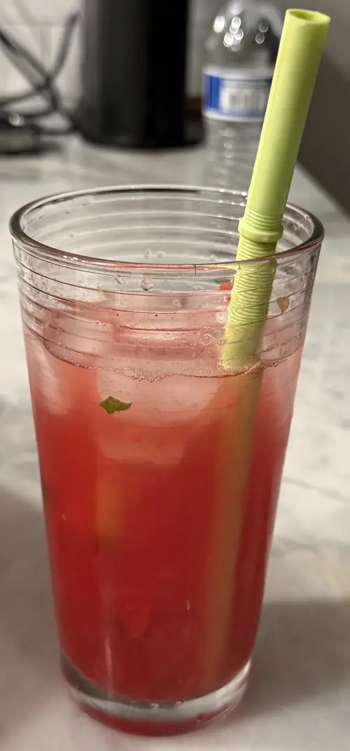 Pizzas croustillantes et jus de pastèque frais