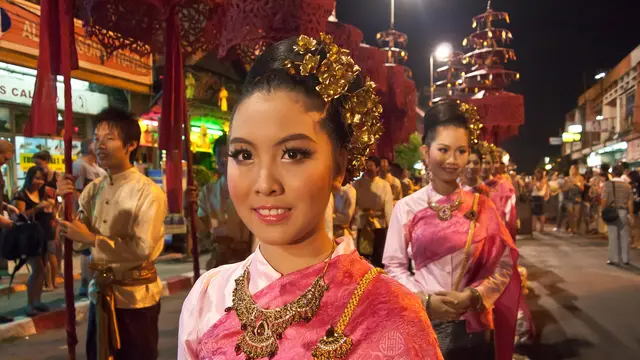 Krathong mit Kerzen und Blumen nachts auf dem Chao Phraya in Bangkok