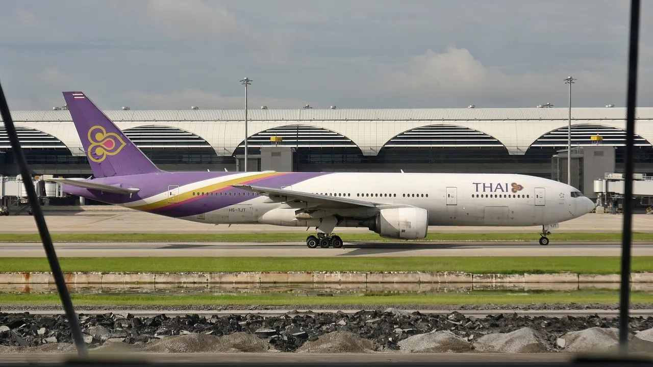 Langstreckenflugzeug am Terminal eines Flughafens in Südthailand