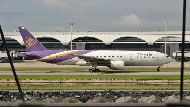 Langstreckenflugzeug am Terminal eines Flughafens in Südthailand