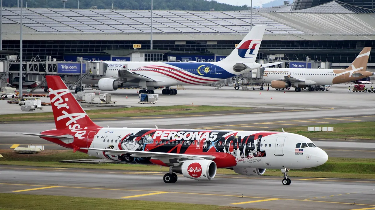 Ein Flugzeug auf dem Vorfeld des Flughafens U-Tapao, Terminalgebäude im Hintergrund