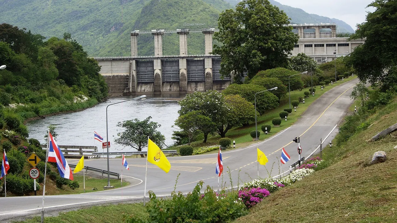 Der Si-Nakharin-Staudamm in Kanchanaburi im Flusssystem des Mae Klong im Westen Thailands